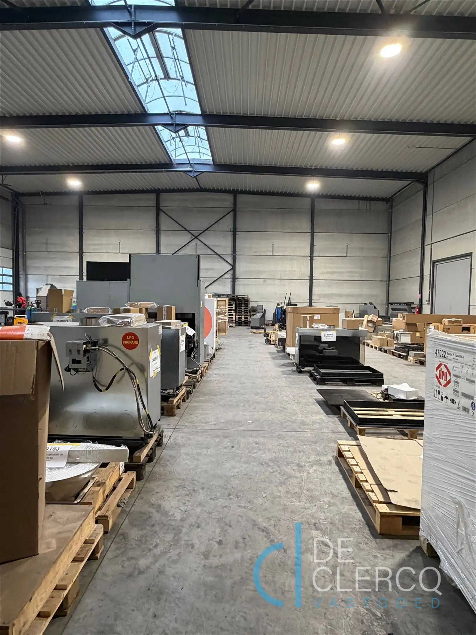 Ruim, goed gelokaliseerd magazijn te huur met parking!  foto 3