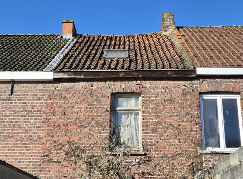 Roeselare-stadskern. Uitstekend gelegen compleet te renoveren woning op een perceel van +/- 60m2.  Twee verdiepingen en ruim zoldergedeelte. foto 6