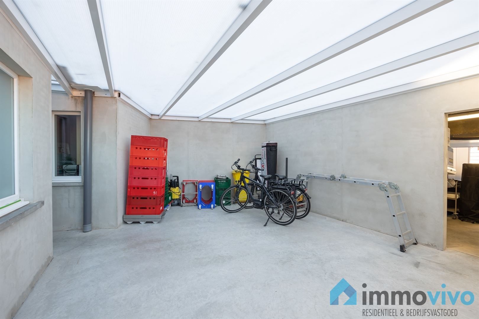 Ruim handelspand (slagerij) met studio en garage foto 14