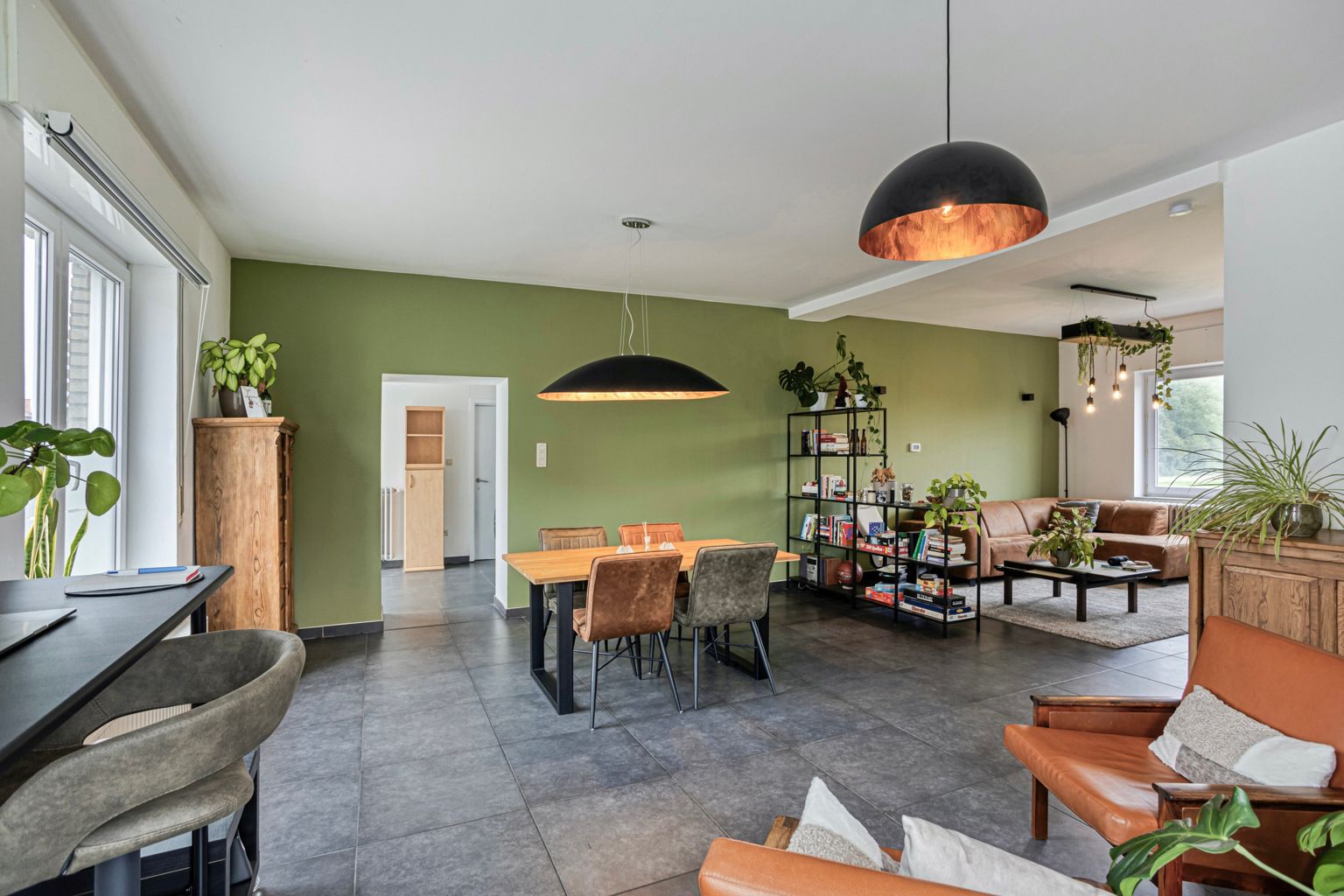 Hoofdfoto van de publicatie: RUSTIG GELEGEN WONING MET DUBBELE GARAGE / OPSLAG EN VERZICHT