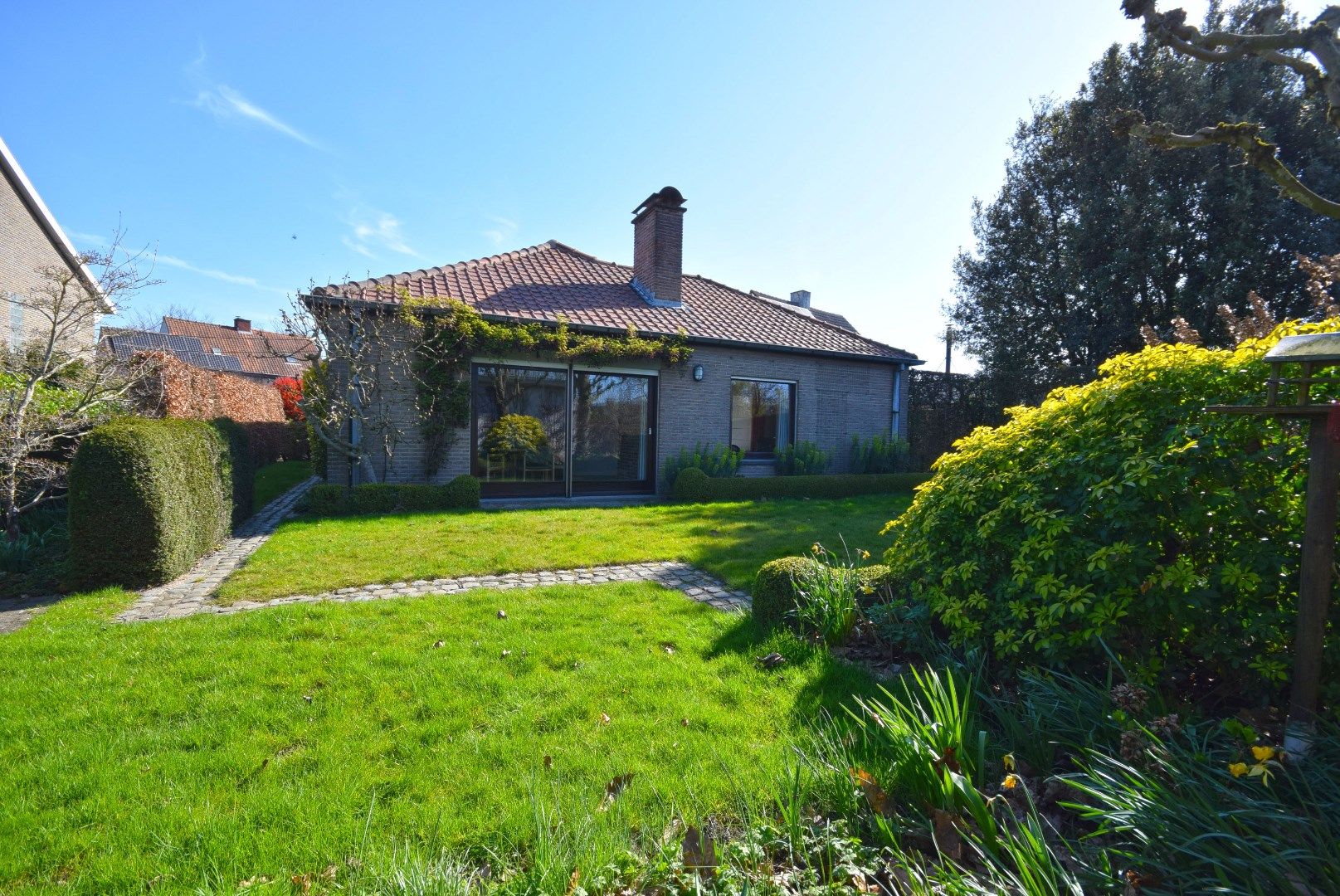 CHARMANTE BUNGALOW MET RUIME TUIN EN BIJGEBOUWEN IN ROESELARE foto 26