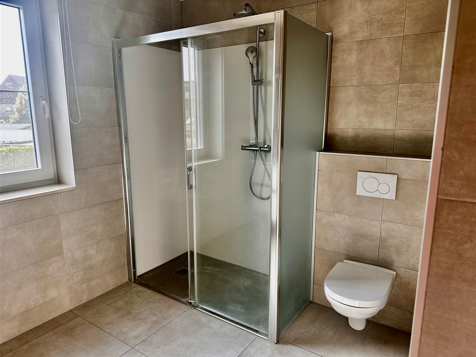 App met 2 slpks en grote garage! foto 11