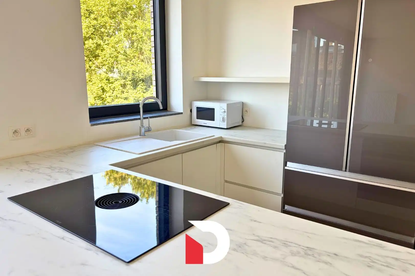Appartement met 2 slaapkamers, ruim terras en autostaanplaats foto 6
