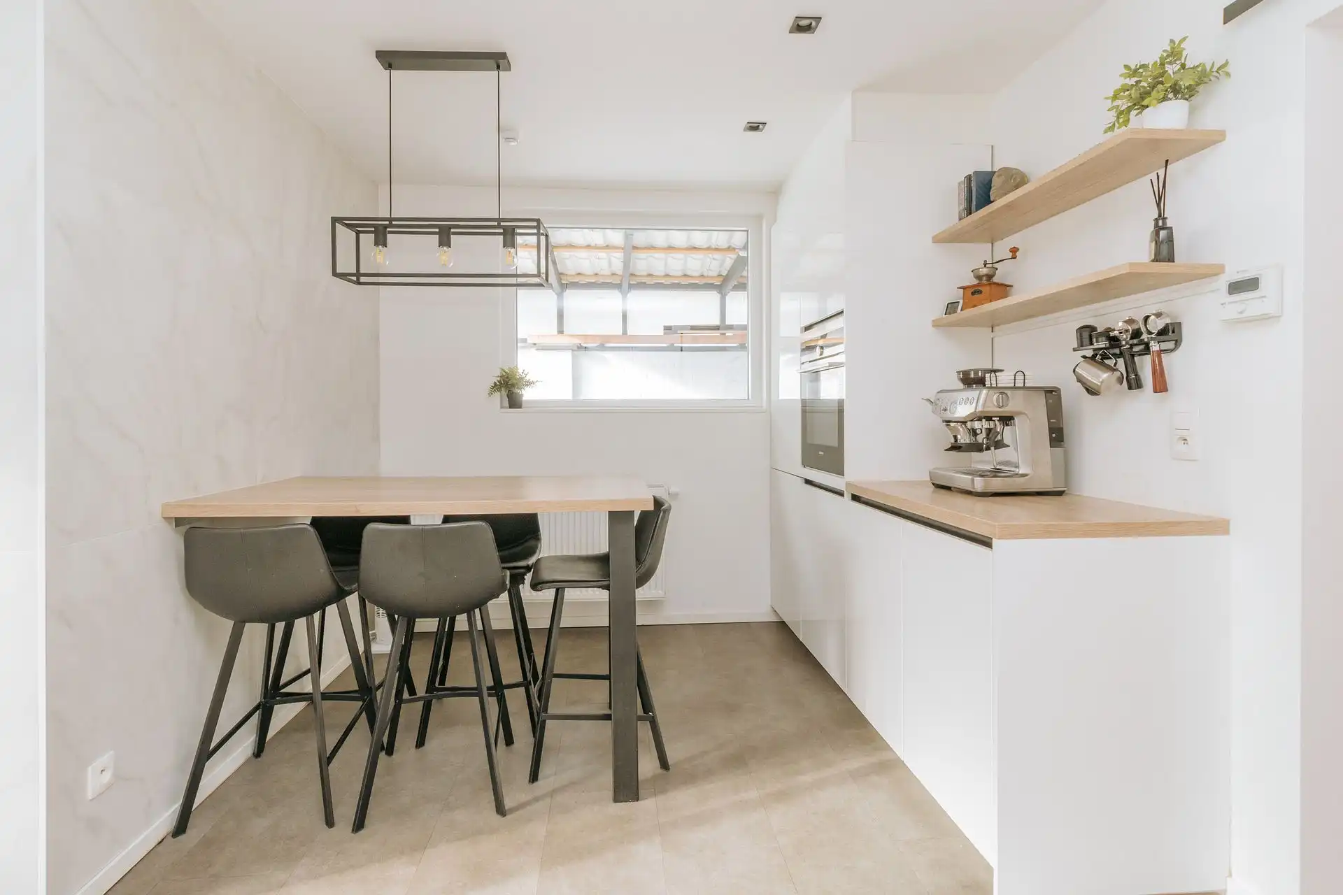 Ruime woning met 3 slpk, 2 parkeerplaatsen en buitenruimte foto 8