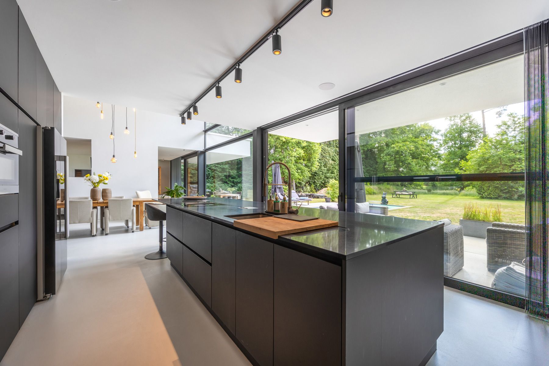 Ruime moderne luxe villa met zwembad op ca. 2339 m². foto 10