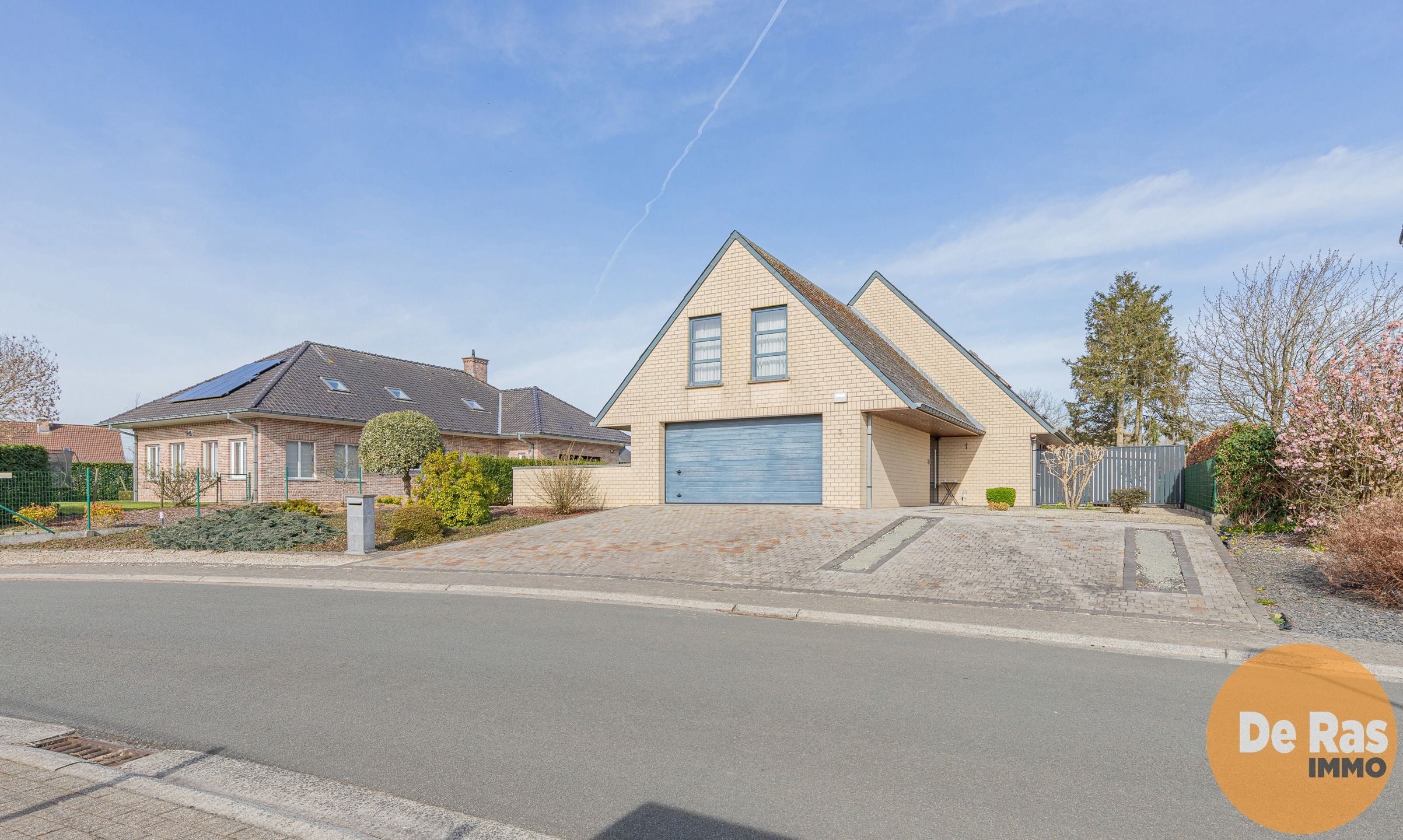 HILLEGEM - Villa in een rustige straat nabij invalswegen foto 2