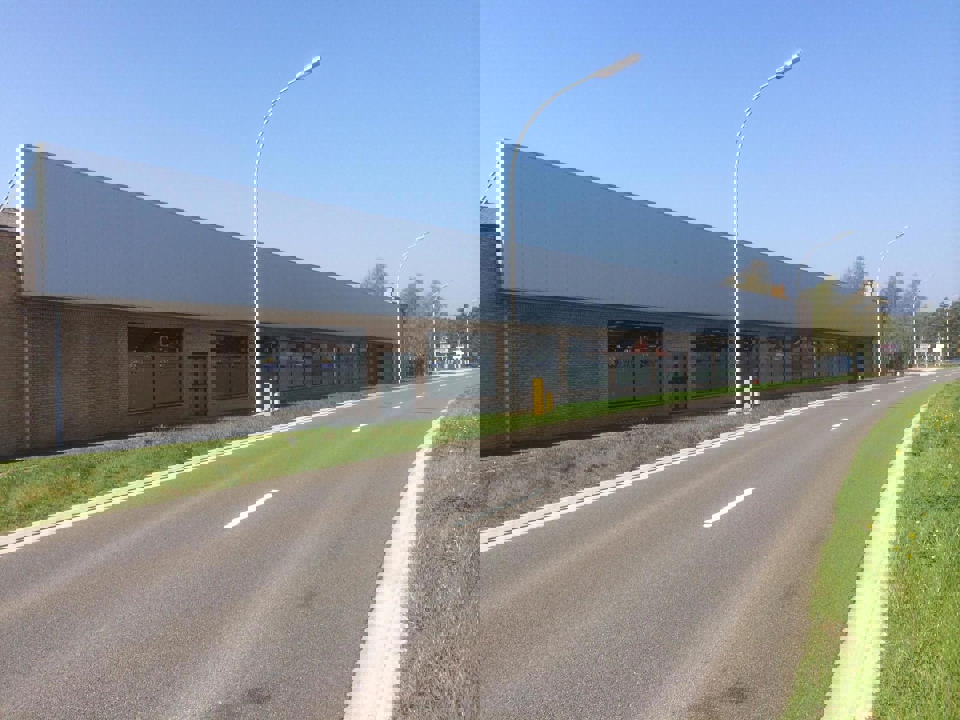 GENK TE HUUR: Grote bedrijfshal-Kantoor-Conciërgewoning foto 4