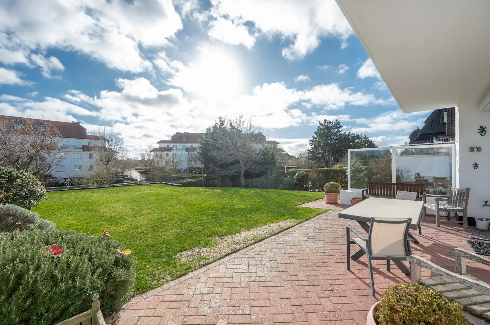 Exclusief hoekappartement in het Zoute ter hoogte van de Wandeldijk. foto {{pictureIndex}}