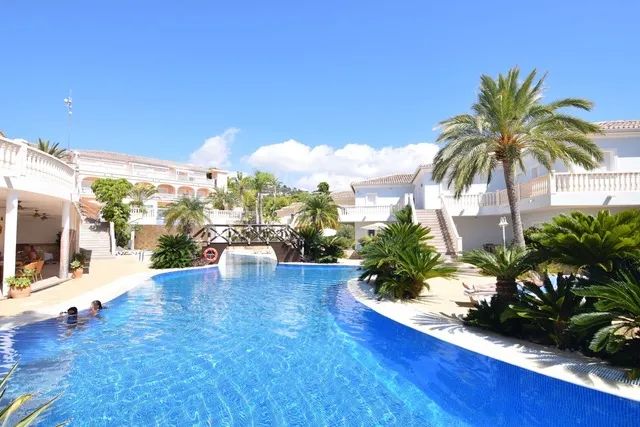 Instapklaar appartement met zonnig terras en zwembadzicht in Benissa Costa foto {{pictureIndex}}