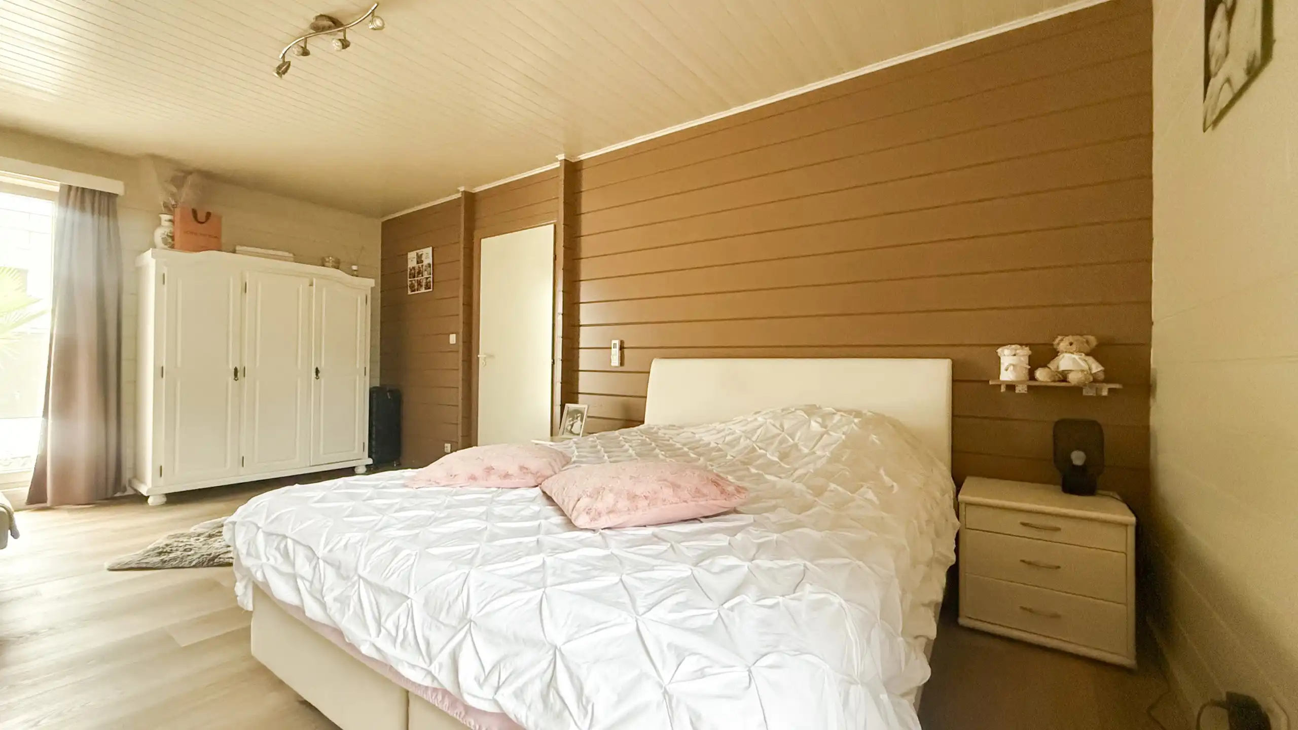 Gelijkvloerse woning met ruim magazijn en zwembad! foto 25