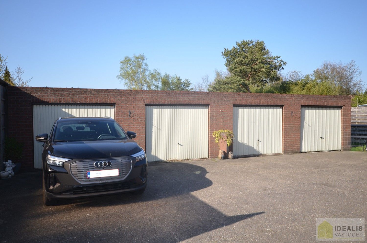 CENTRAAL GELEGEN APPARTEMENT IN HET CENTRUM VAN LOMMEL OP RUIM PERCEEL VAN 9A 35CA! – Correct onderhouden met twee slaapkamers en balkon, voorzien van garagebox aan de achterzijde voor het onderbrengen van een wagen/fietsen of voor gebruik als berging én een ruime gemeenschappelijk te gebruiken tuin. foto 6