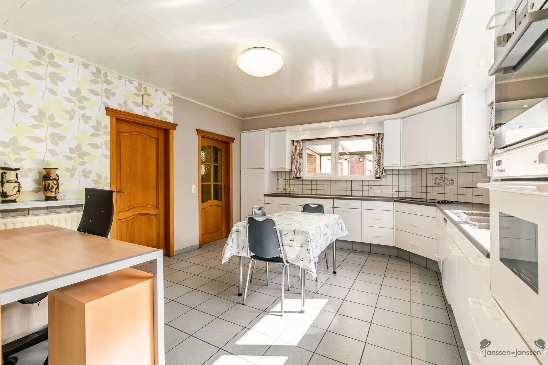 Ruime gezinswoning met extra werkplaats/atelier foto 8