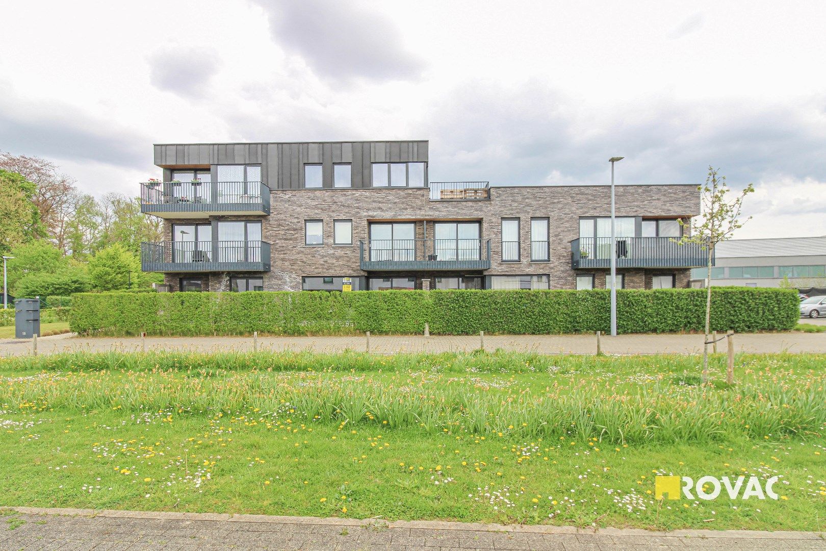 Gelijkvloers appartement met tuin en garage! foto {{pictureIndex}}