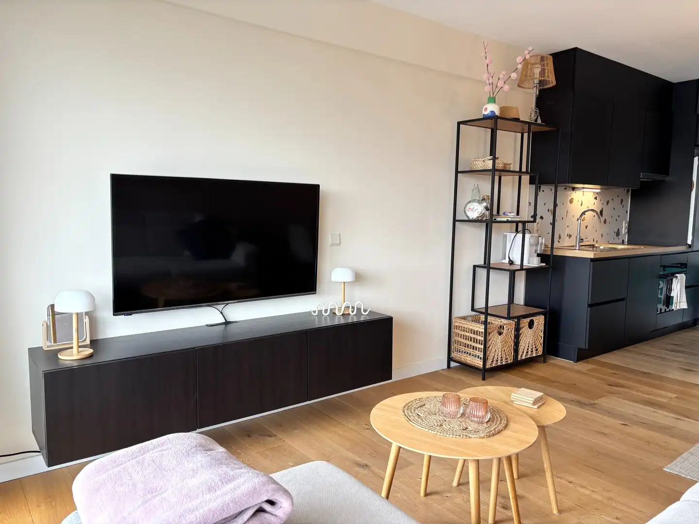 Lichtrijke studio met slaaphoek te koop in Nieuwpoort-bad foto {{pictureIndex}}