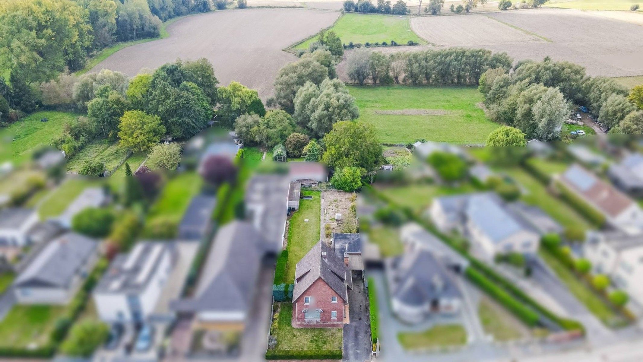 Vrijstaande woning met grote tuin foto 2