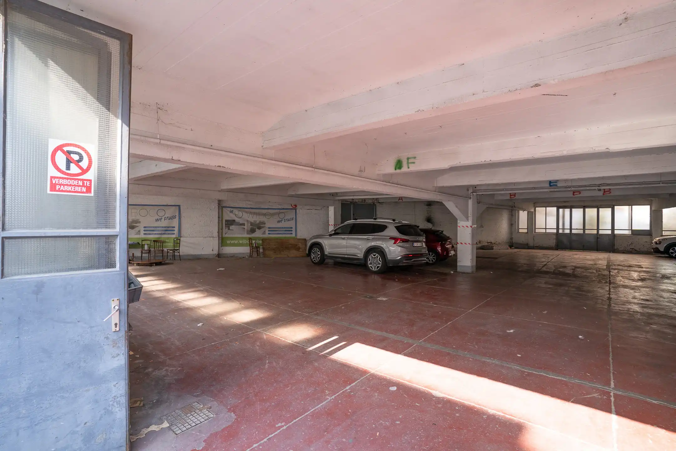 Instapklare kantoorruimte/showroom/atelier te huur foto 12