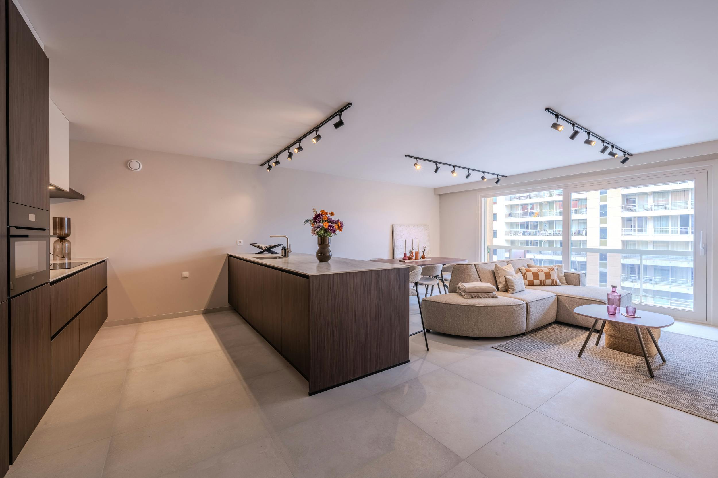 Prachtig gerenoveerd appartement met twee slaapkamers foto 2