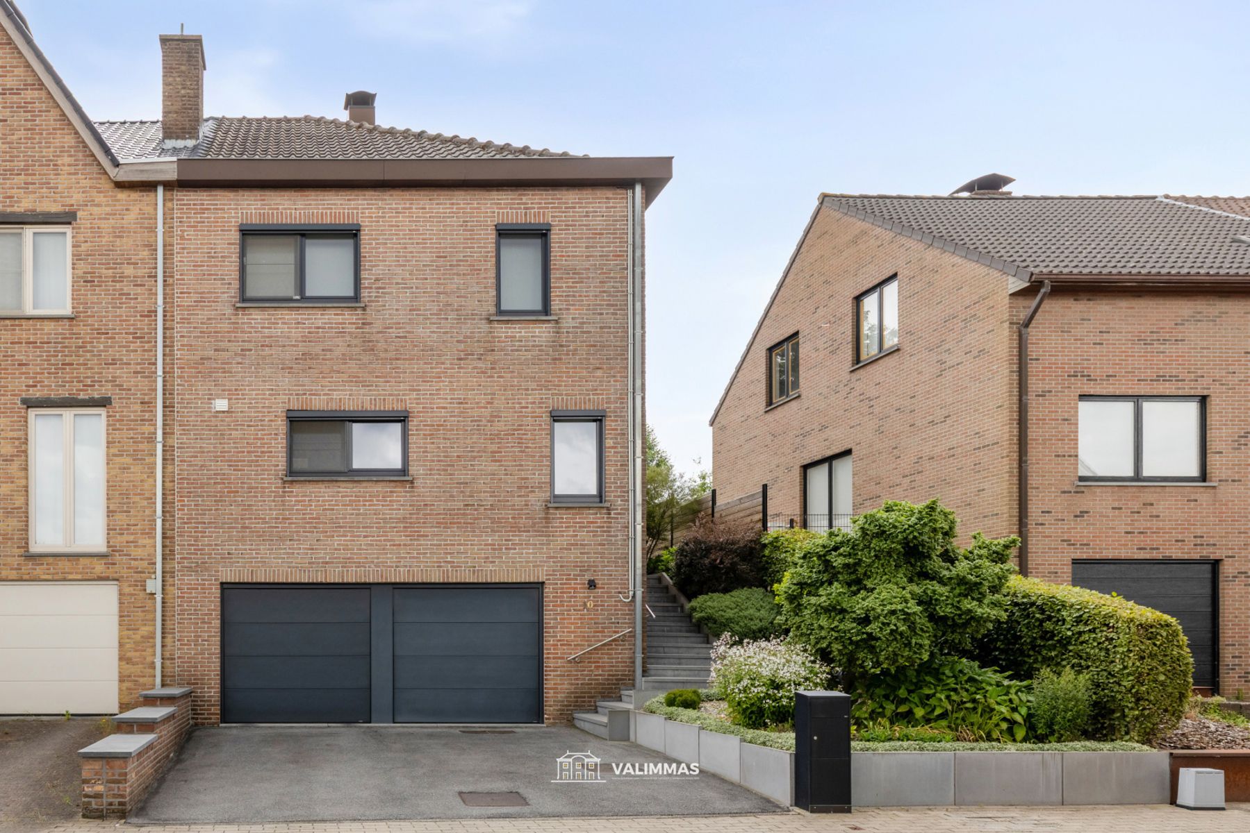 Residentieel gelegen driegevelwoning met mooie tuin & garage foto 2