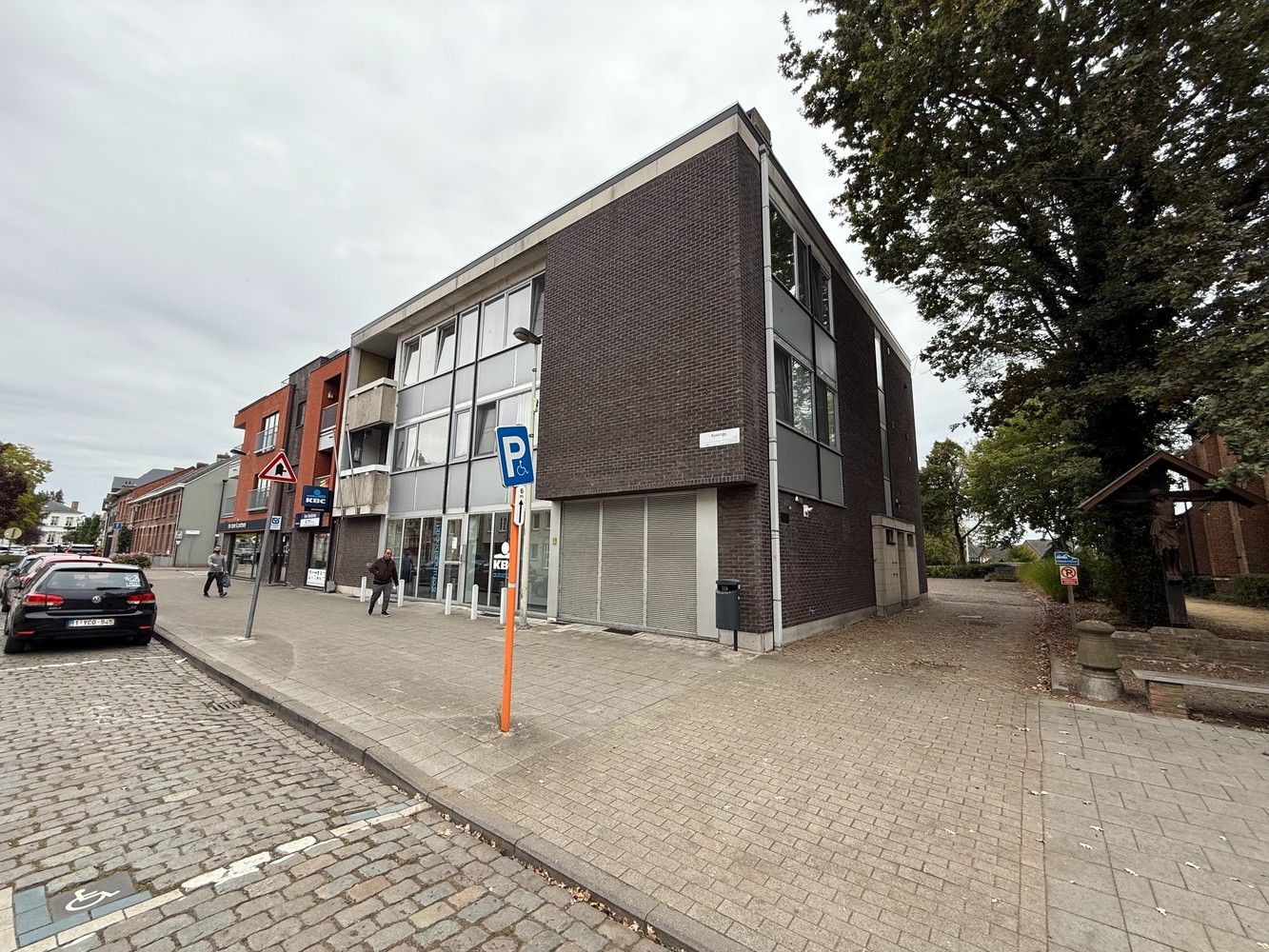 2 SLPK APPARTEMENT + GARAGE I CENTRUM KONINGSHOOIKT foto {{pictureIndex}}