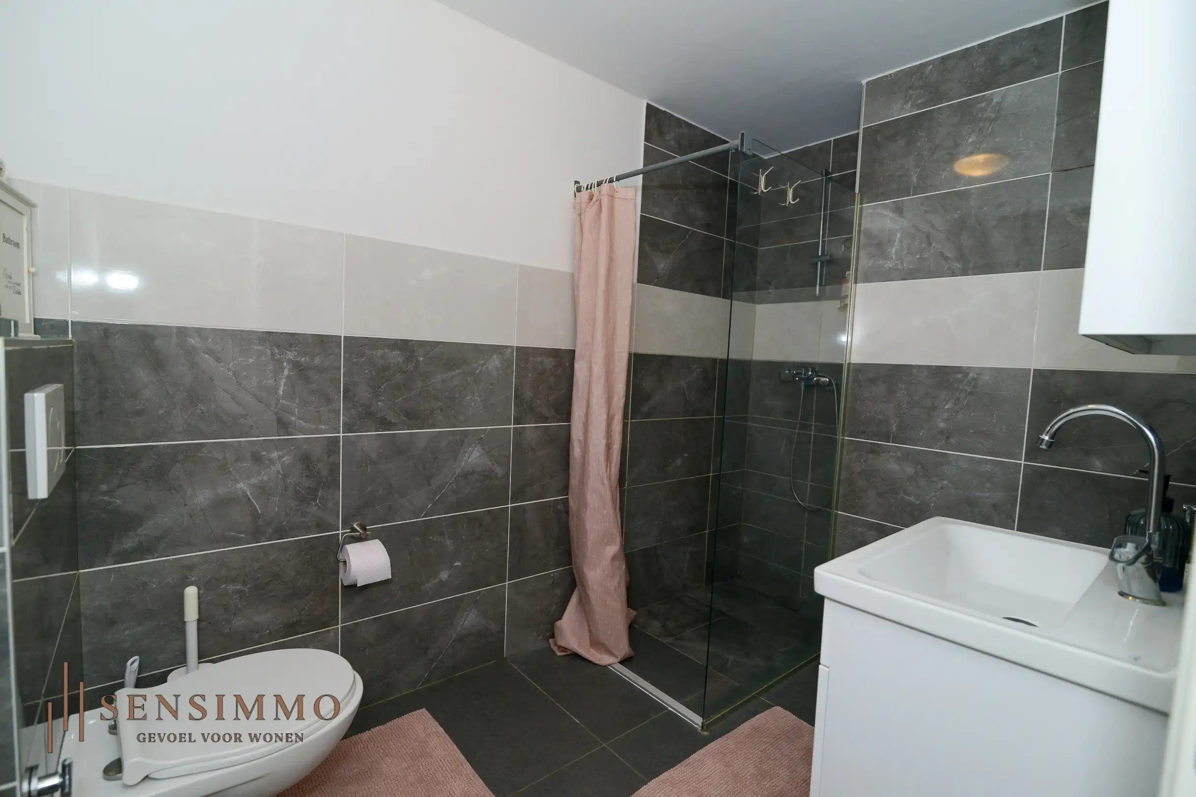 Gelijkvloers tweeslaapkamer appartement van 110m² met tuin, parking en kelderberging foto 9