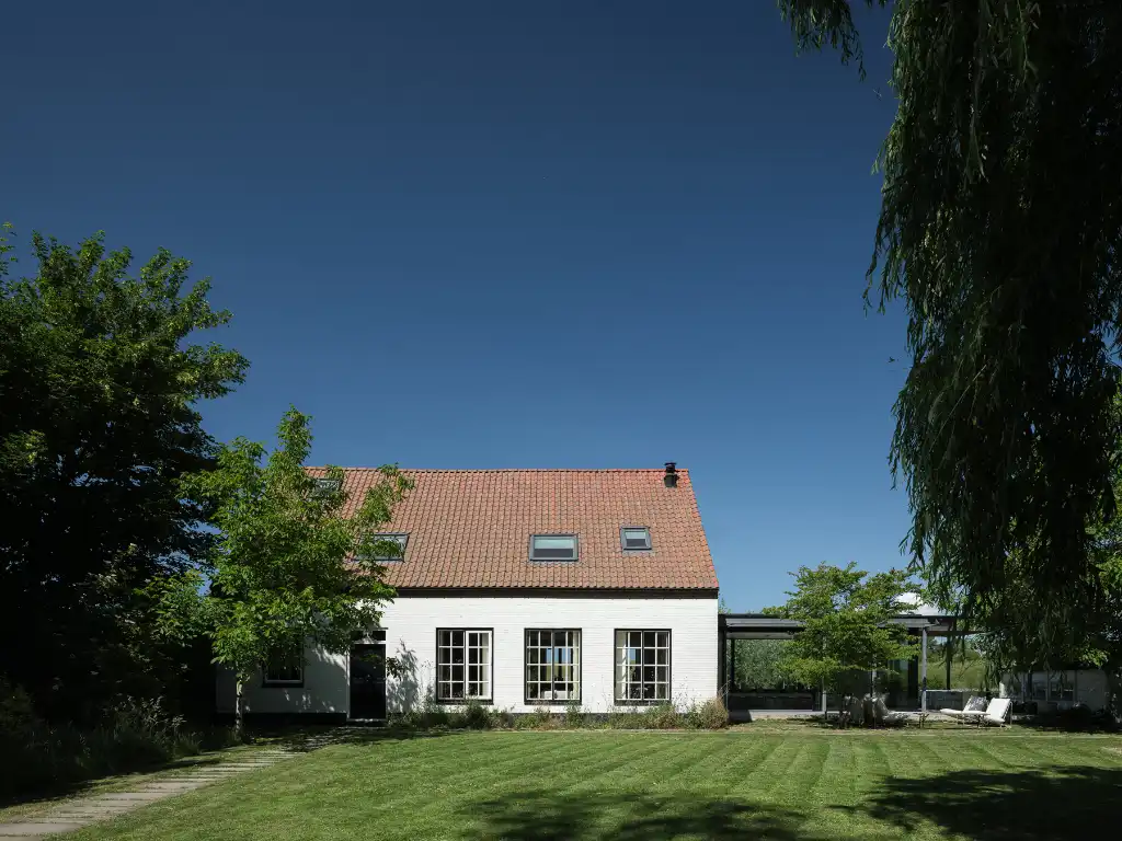 Breskens – Uitzonderlijke eigendom waar authenticiteit, karakter en strakke architectuur naadloos in elkaar samenvloeien op een exclusieve locatie tussen de velden en op een boogscheut van het strand. foto {{pictureIndex}}