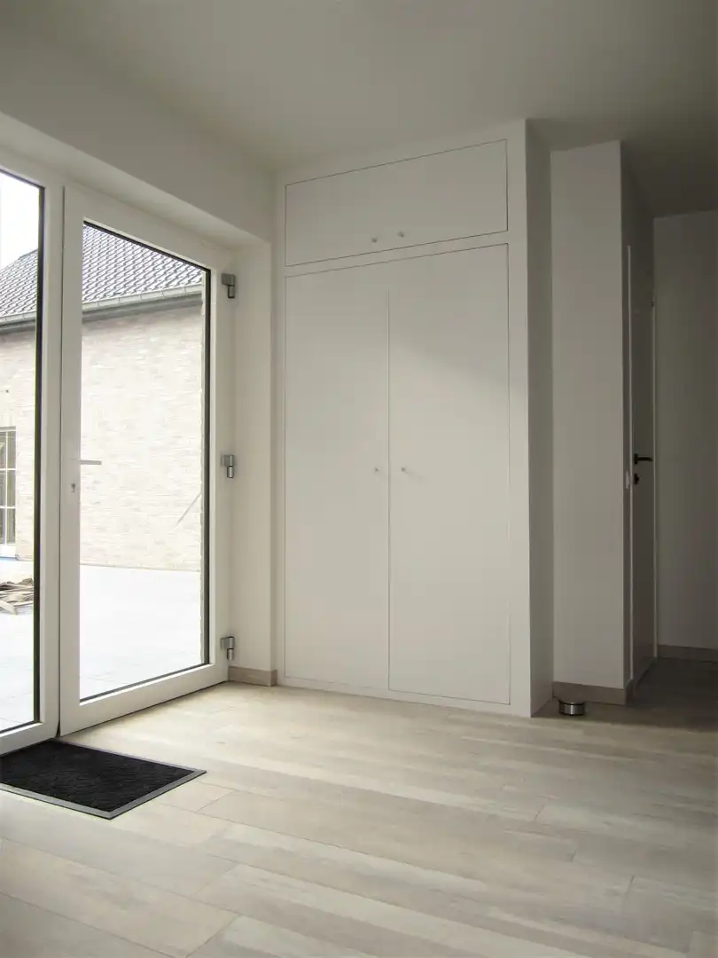 Prachtig nieuwbouw gelijkvloers appartement van 120m² met zuidgericht terras v 54m², tuin, 6 zonnepanelen en twee staanplaatsen. Toegankelijk met rolstoel. Aanrader! foto 7