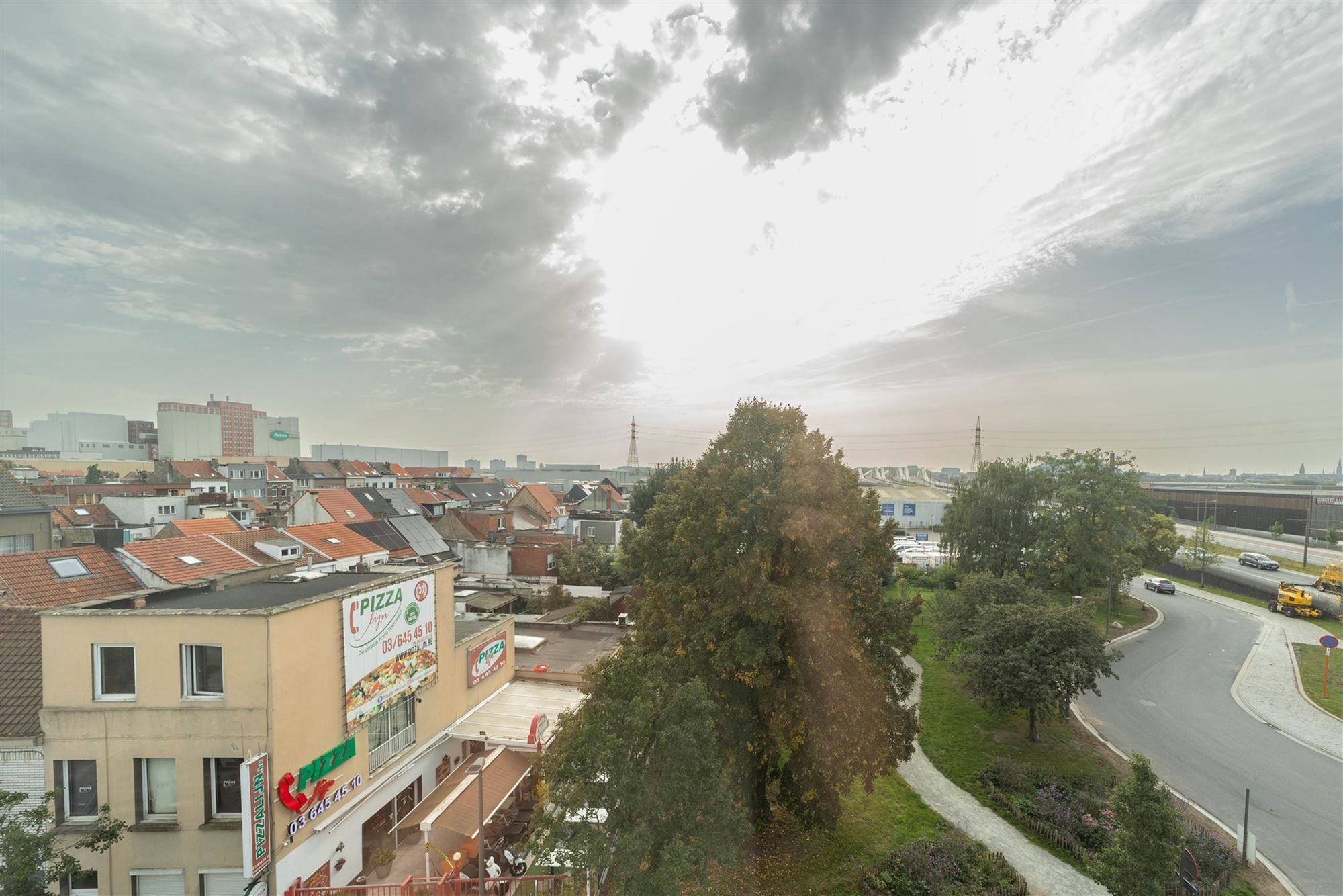 Dakappartement met 3 slaapkamers en terras te Merksem foto 4