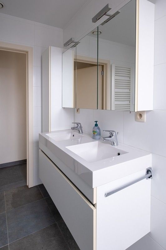 Ruim en luxueus appartement met 2,5 slaapkamers, 3 terrassen en 2 parkings in hartje Diepenbeek! foto 12
