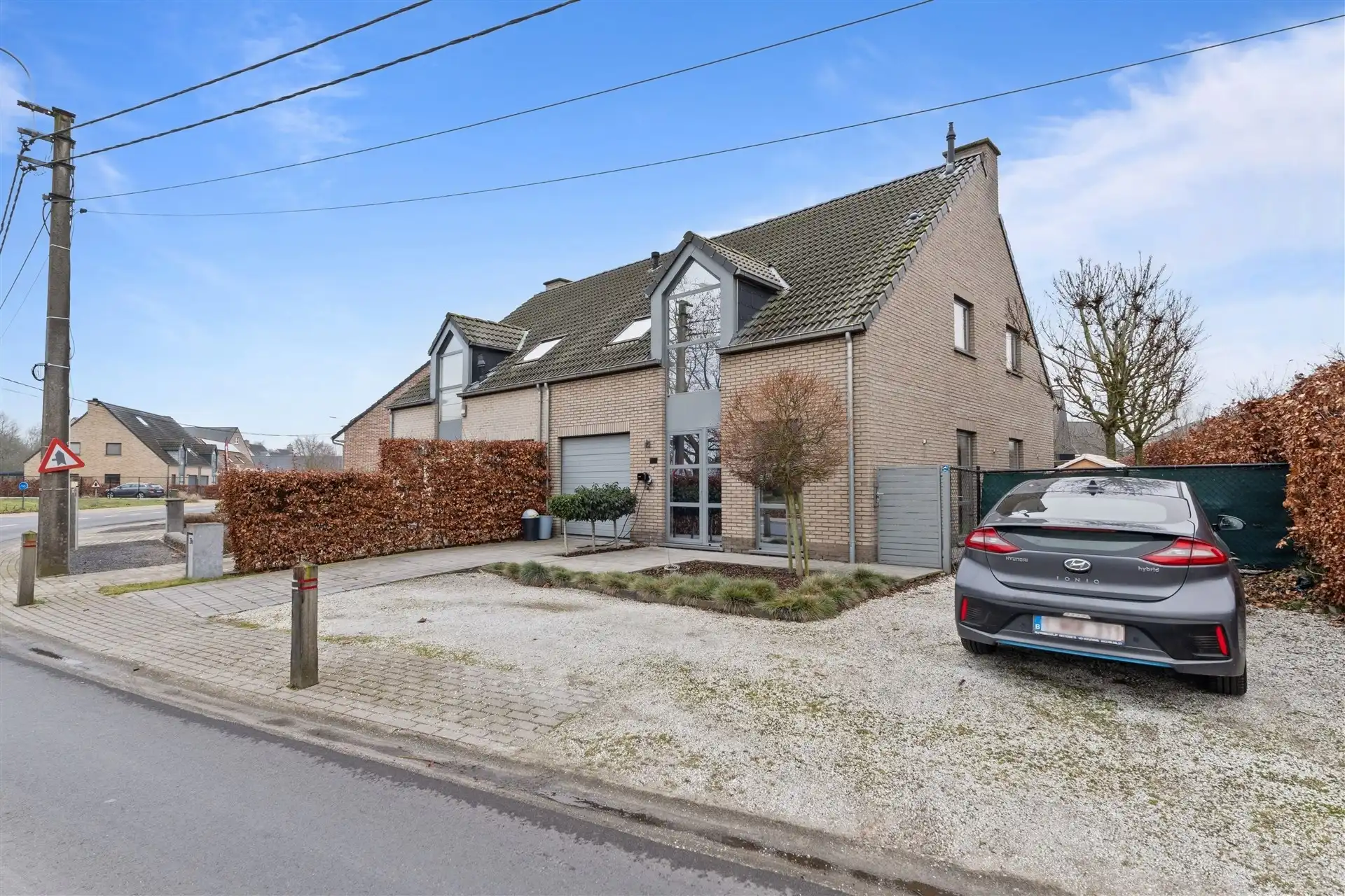 Recente halfopen bebouwing uit 2010, instapklaar met tuin en zwembad. foto {{pictureIndex}}