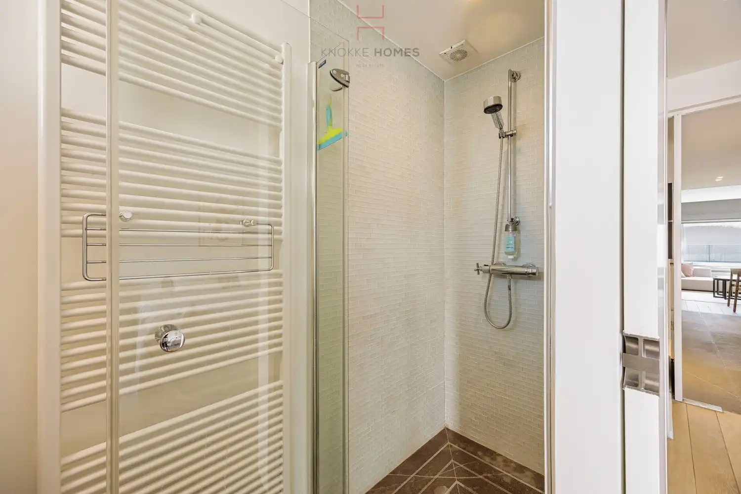 Charmant, ruim 1-kamerappartement met zijdelings zeezicht foto 12