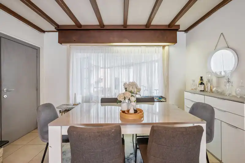 Hooglede- Opbrengsteigendom van 3 verhuurde sterk gebouwde woningen met 3 slaapkamers in het centrum van Hooglede gelgen. Deels al vernieuwd. Potentieel met tuinen en parking. foto 11