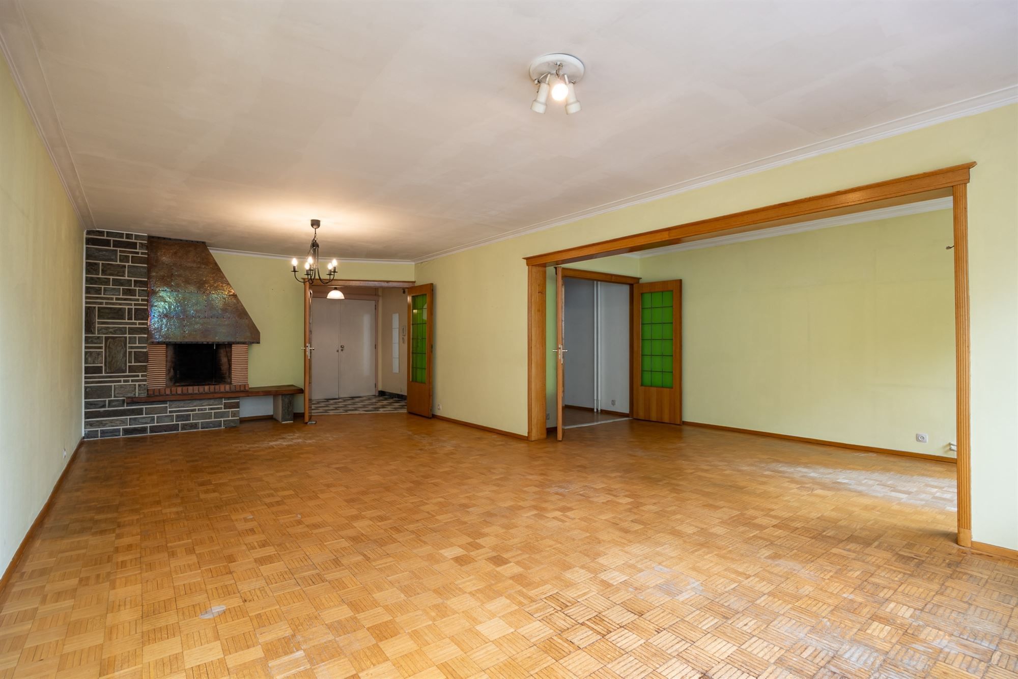 Te renoveren appartement met twee slaapkamers en terras foto 3