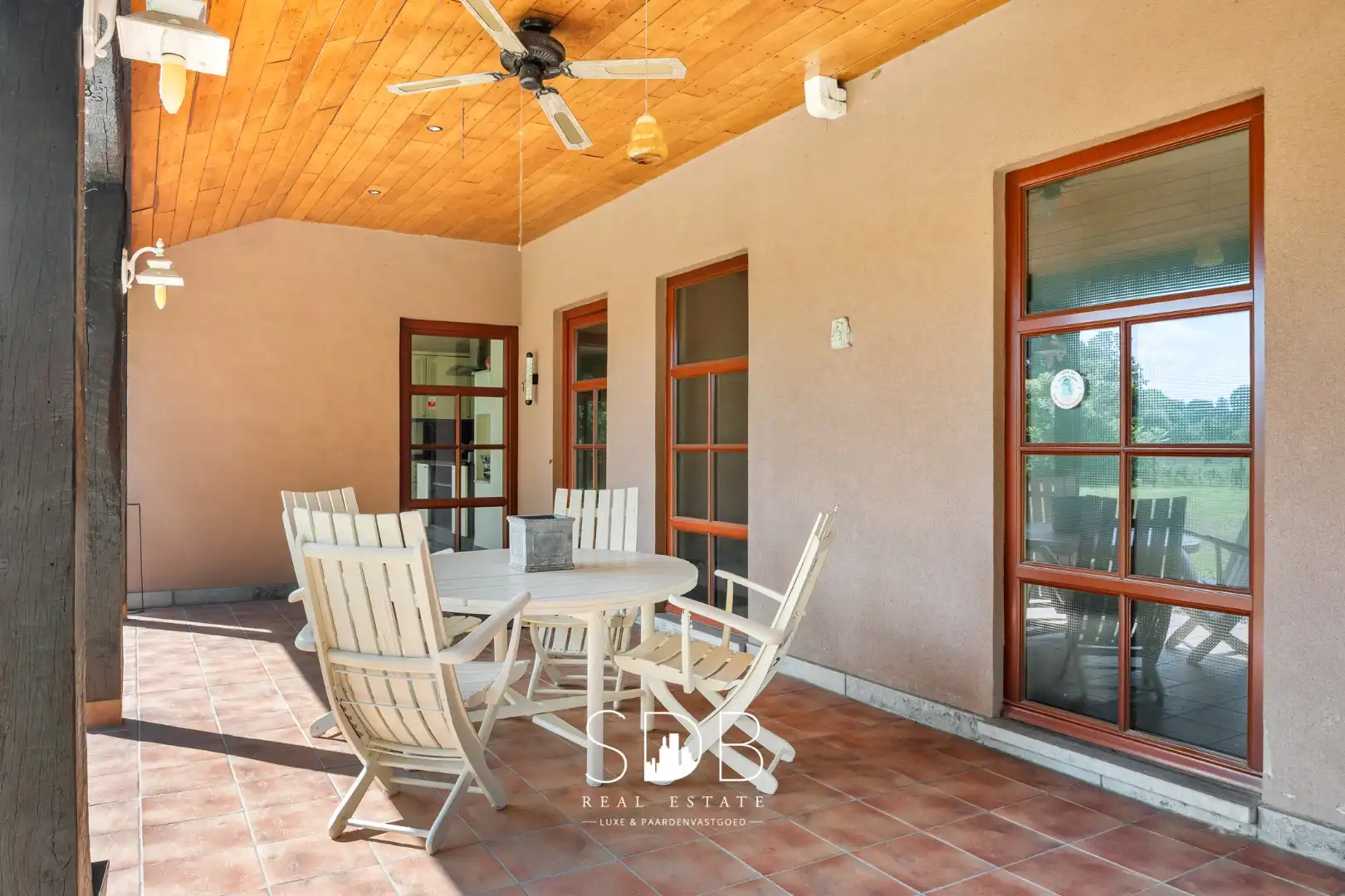 Hedendaagse villa met gezinstuin en graslanden op 7.496m² foto 34