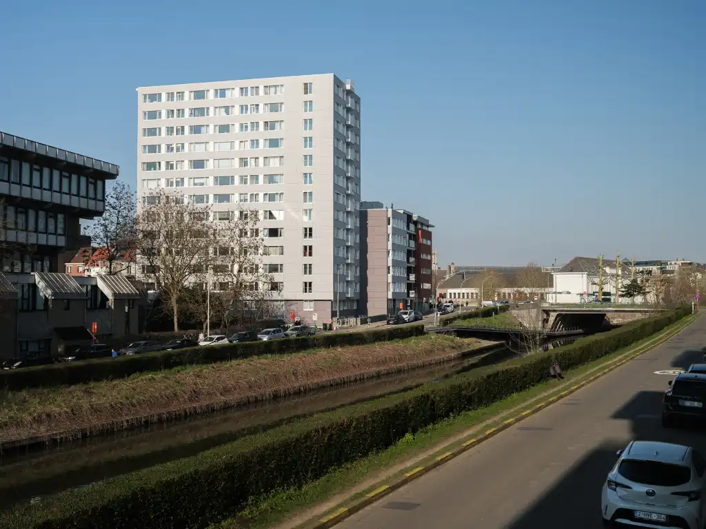 Lichtrijk gerenoveerd éénslaapkamerappartement met terras en zicht op het water foto 3