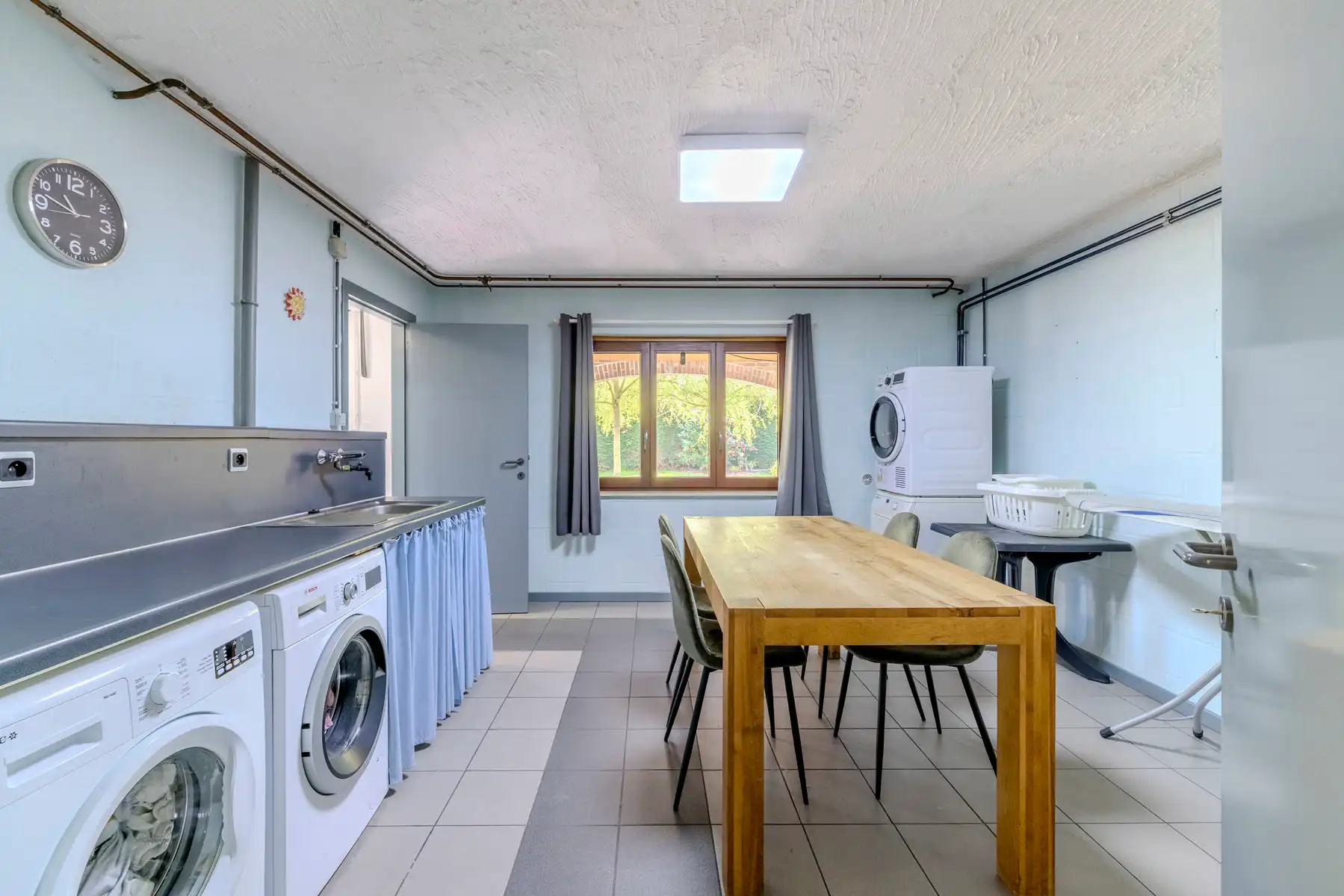 Ruim landhuis op ca. 3010 m² grond met ca. 736 m² bew.opp. foto 31