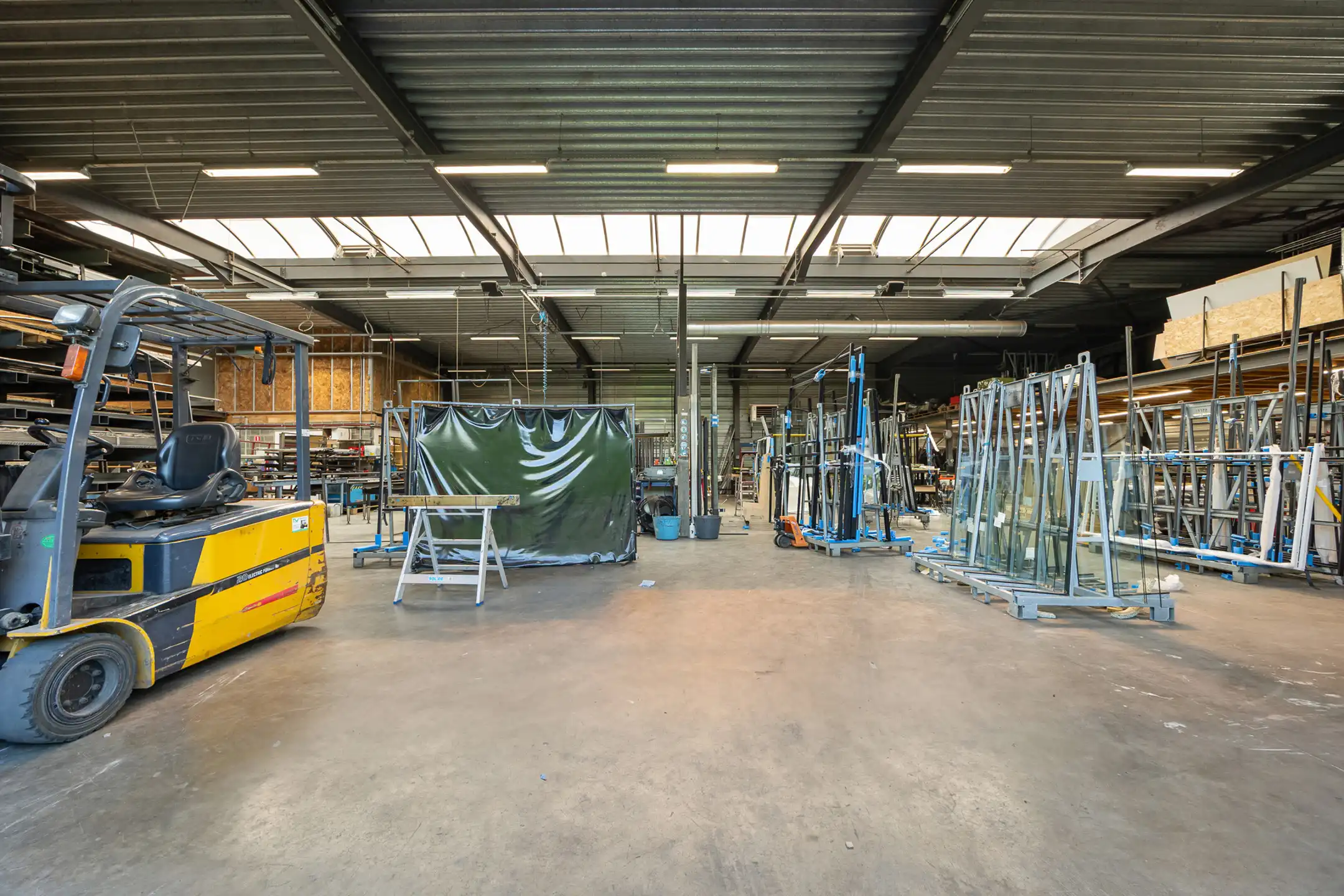 Magazijn met showroom, kantoren en prachtige woning te koop foto 12