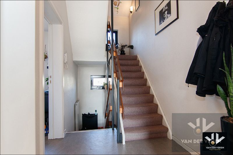 Opbrengsteigendom bestaande uit twee handelsgelijkvloersen (feestzaal/dienstencentrum en een kantoorruimte) en een duplexappartement op interessante zichtlocatie in het centrum van Paal (Beringen), op een steenworp van het op- en afrittencomplex van de autosnelweg E313! foto 31