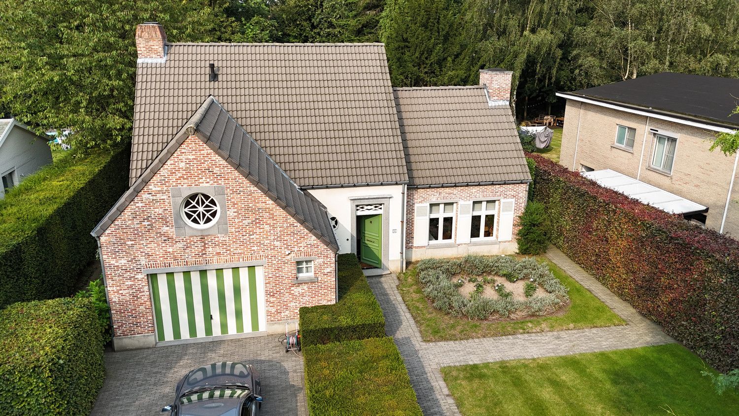 Ruime en gezellige woning met prachtige tuin foto 1