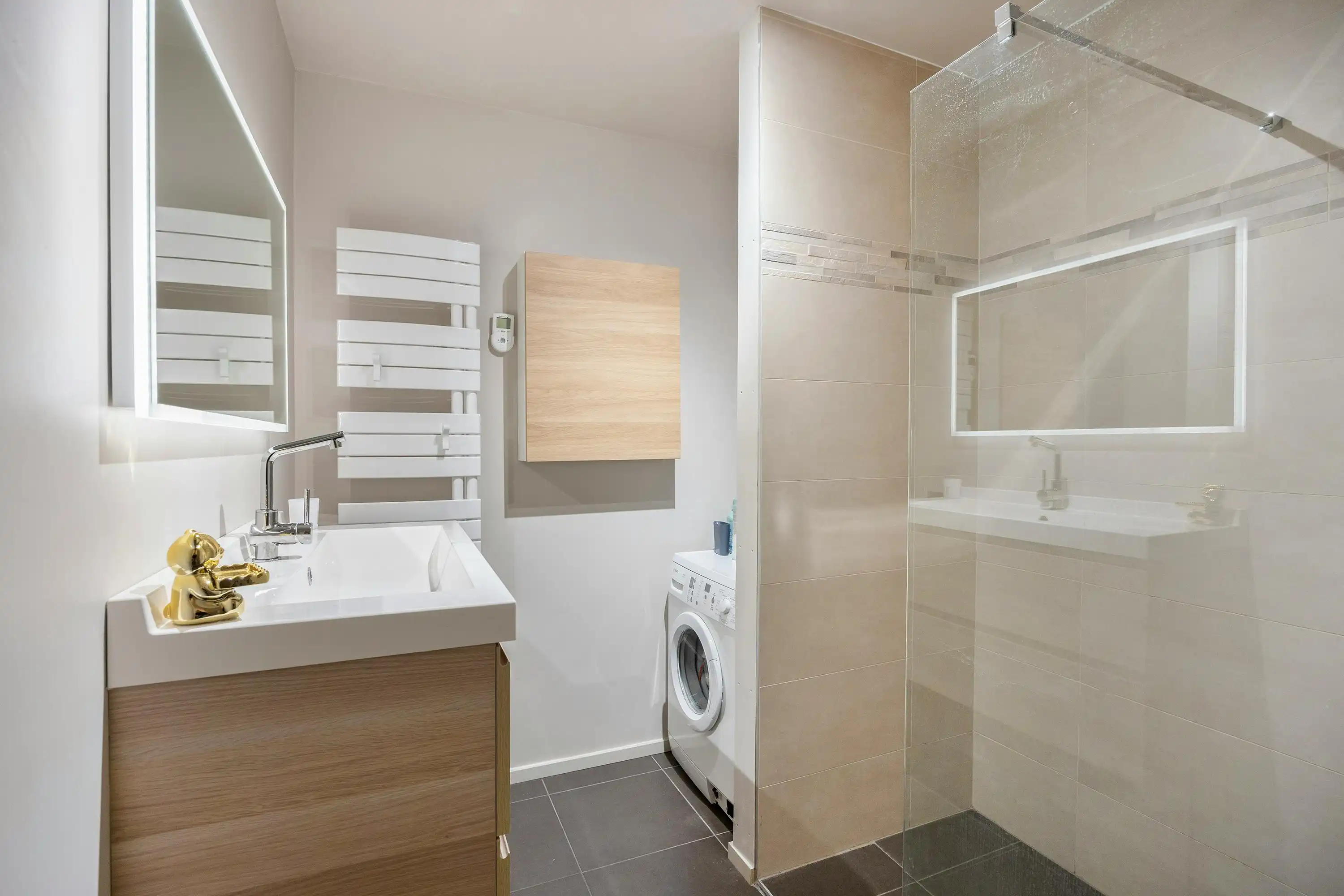 Gerenoveerd appartement te koop in Burcht foto 10