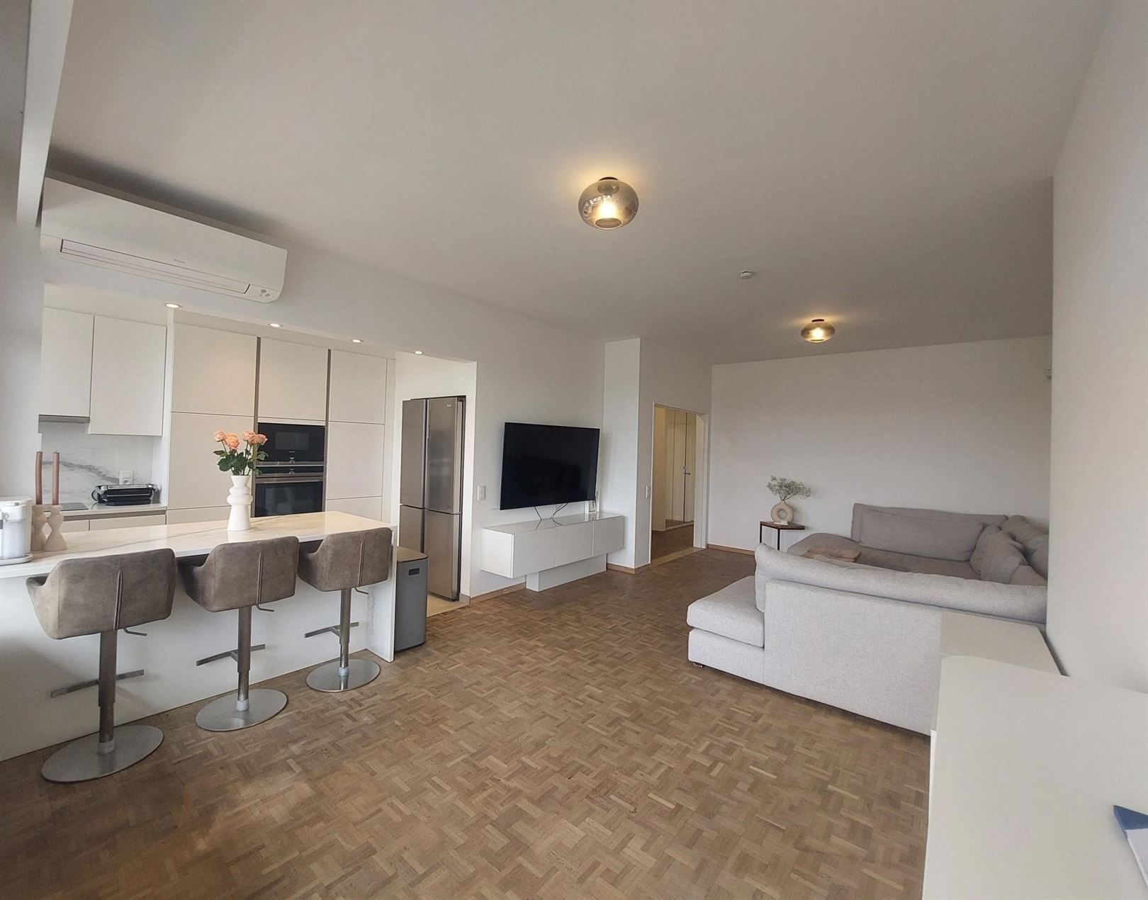 Volledig gerenoveerd appartement met 2 slpks en terras foto {{pictureIndex}}