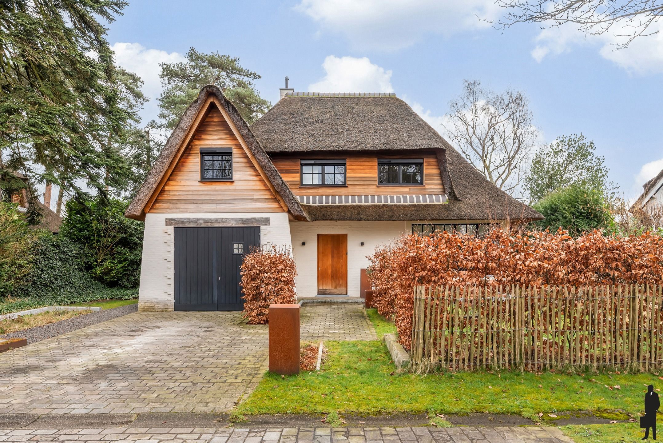 Charmante rietgedekte villa in Brasschaat: instapklaar met moderne afwerkingen en prachtige tuin!   foto {{pictureIndex}}