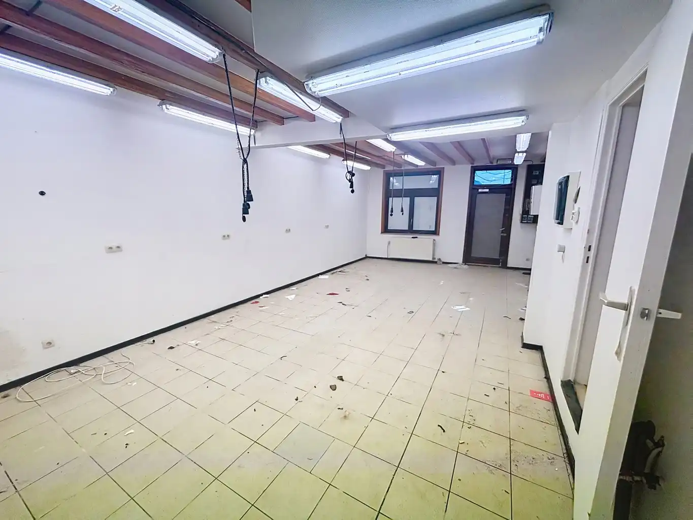 Te renoveren handelspand met appartement foto 2