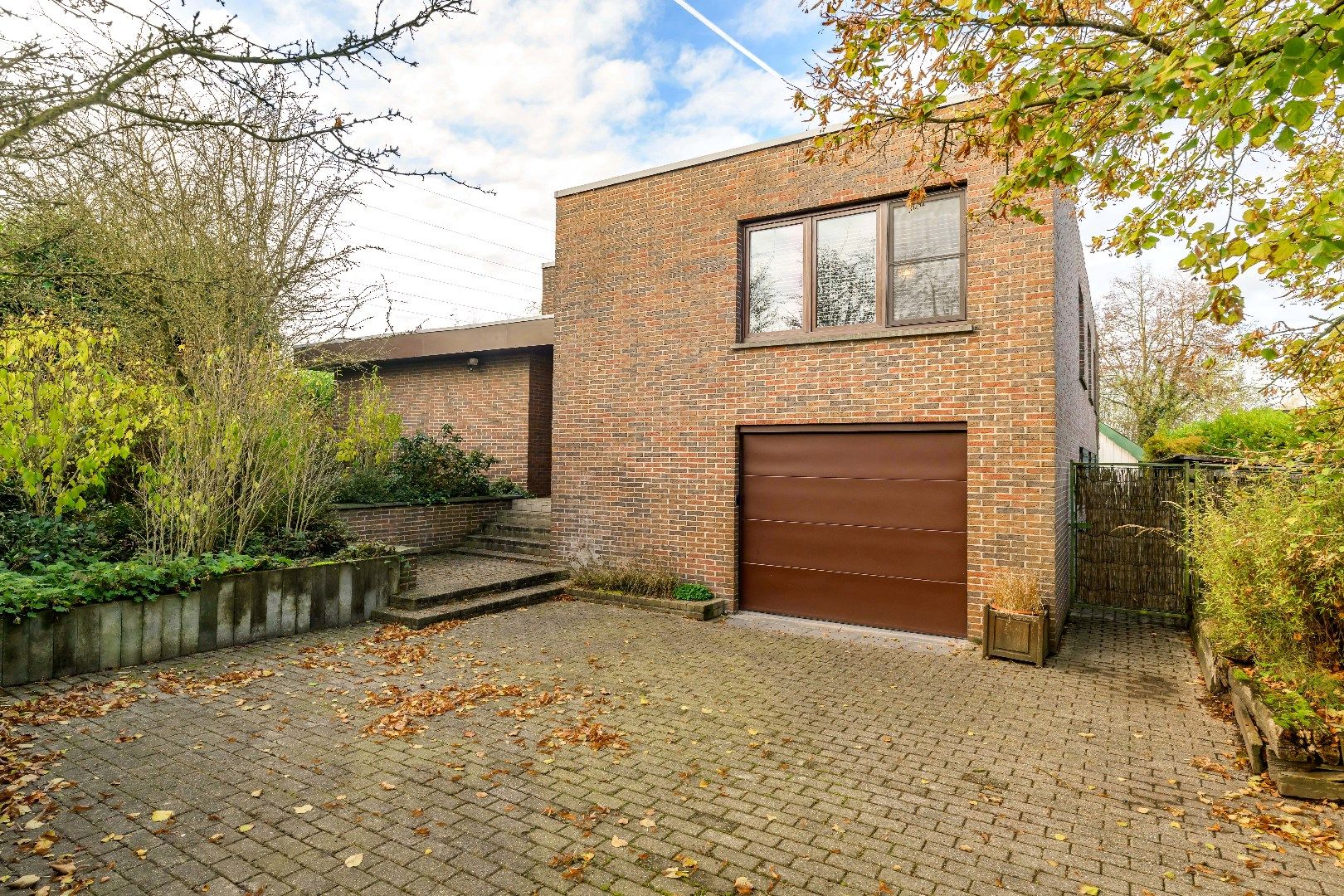 VERRASSEND RUIME ALLEENSTAANDE WONING OP 1.298 m² foto 2