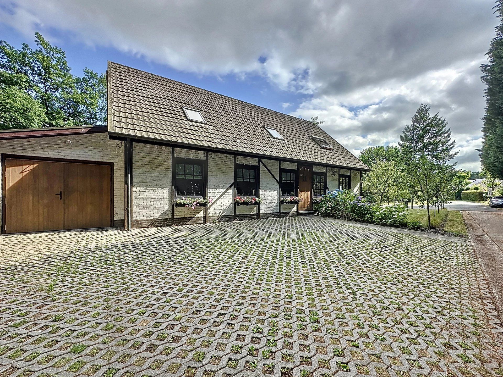 Volledig gerenoveerde villa in de Europese wijk. foto {{pictureIndex}}