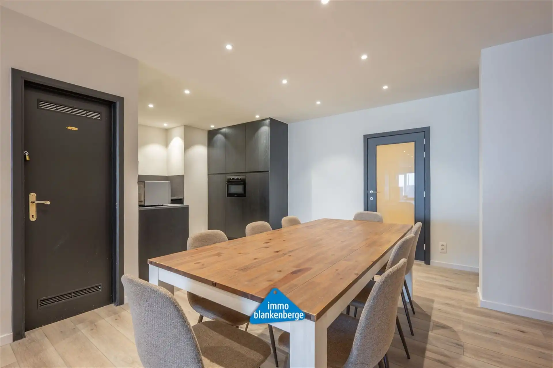 Ruim Gelijkvloers Appartement op de Zeedijk met Frontaal Zeezicht foto 9