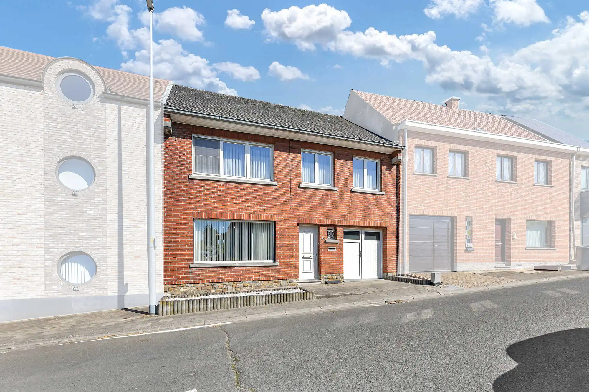 Hoofdfoto van de publicatie: Rustig gelegen, goed onderhouden woning met twee garage's