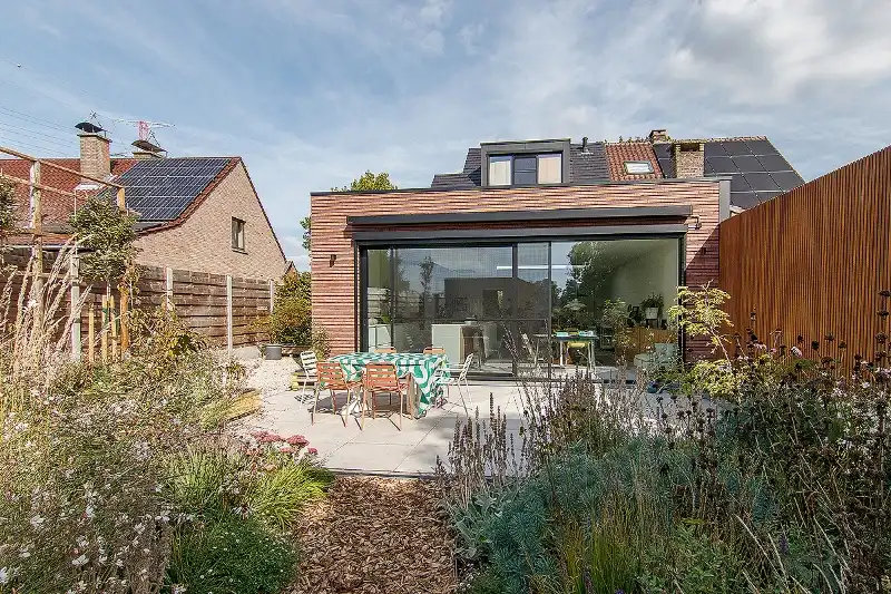 Zeer recent, doordacht en ingrijpend gerenoveerde gezinswoning gelegen op een zeer gewilde locatie! foto 4