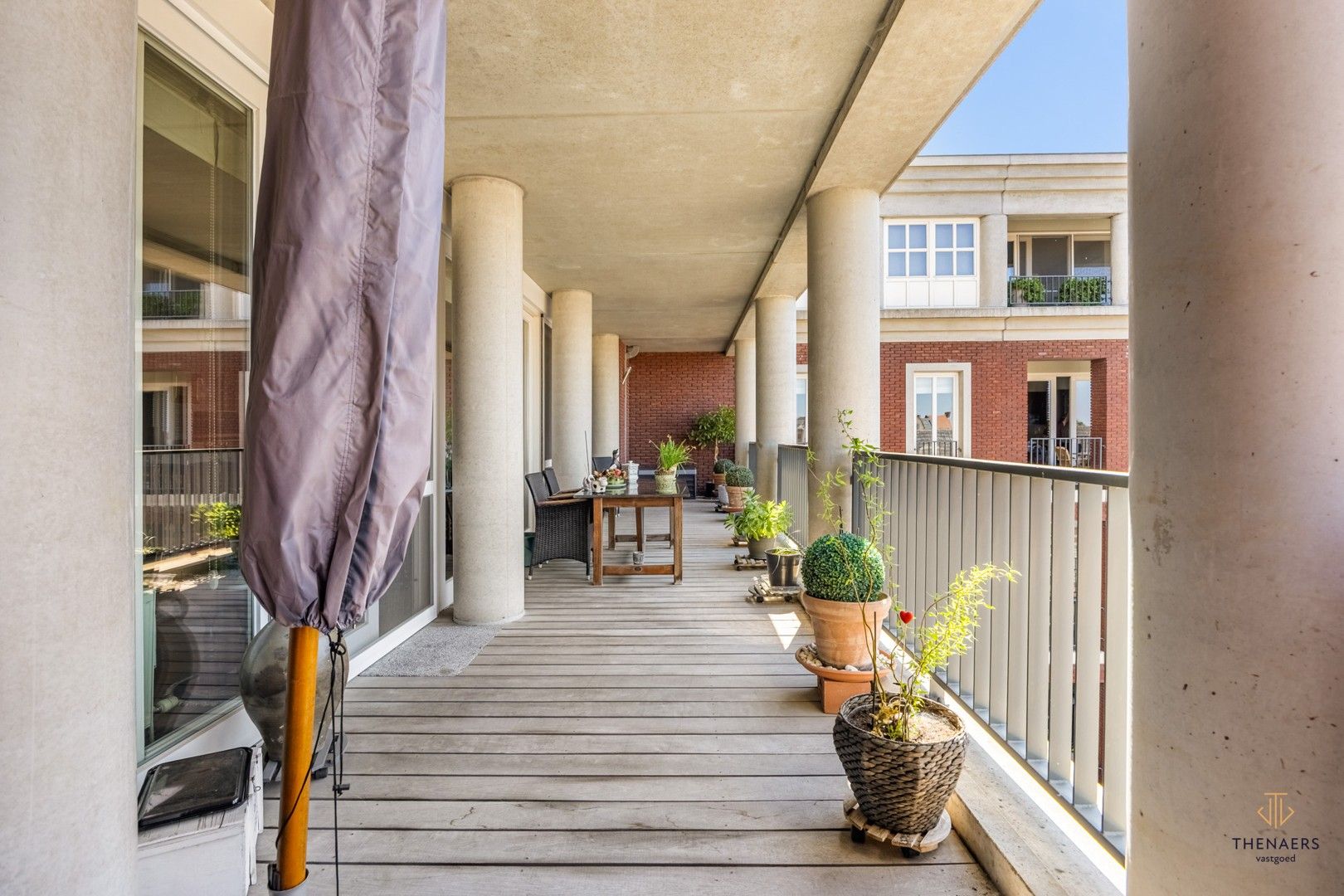 Zeer ruim appartement met 3 slaapkamers & 2 autostaanplaatsen op toplocatie. foto 11