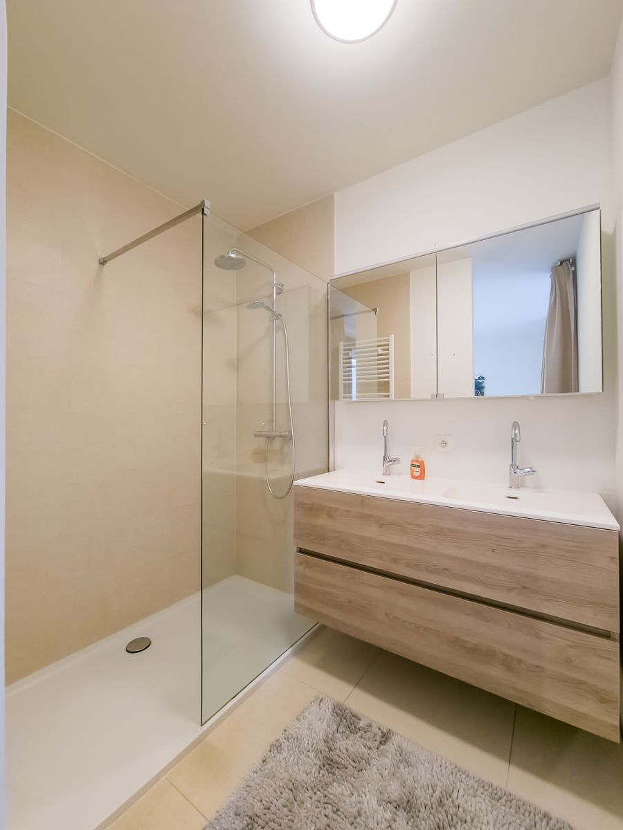Gemeubeld 1-slaapkamer app met prachtig zicht op park  foto 11