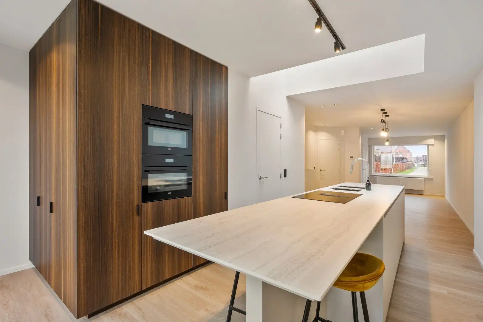 Instapklare halfopen woning met 3 slaapkamers en zuidgerichte tuin in Ledegem foto {{pictureIndex}}